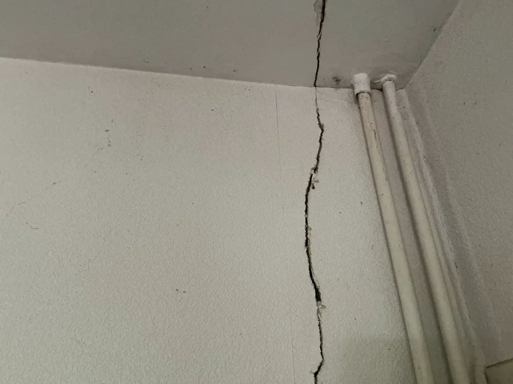 Mesure d'une fissure intérieure - LRG Expertises - Nouvelle-Aquitaine