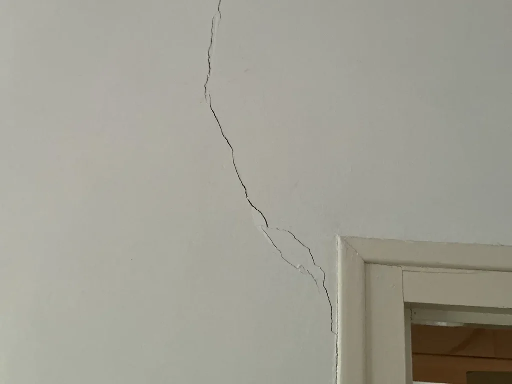 Mesure d'une fissure intérieure - LRG Expertises - Charentes