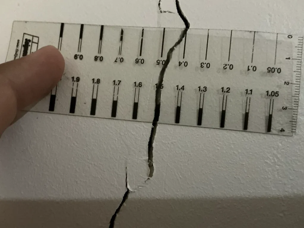 Mesure d'une fissure intérieure - LRG Expertises