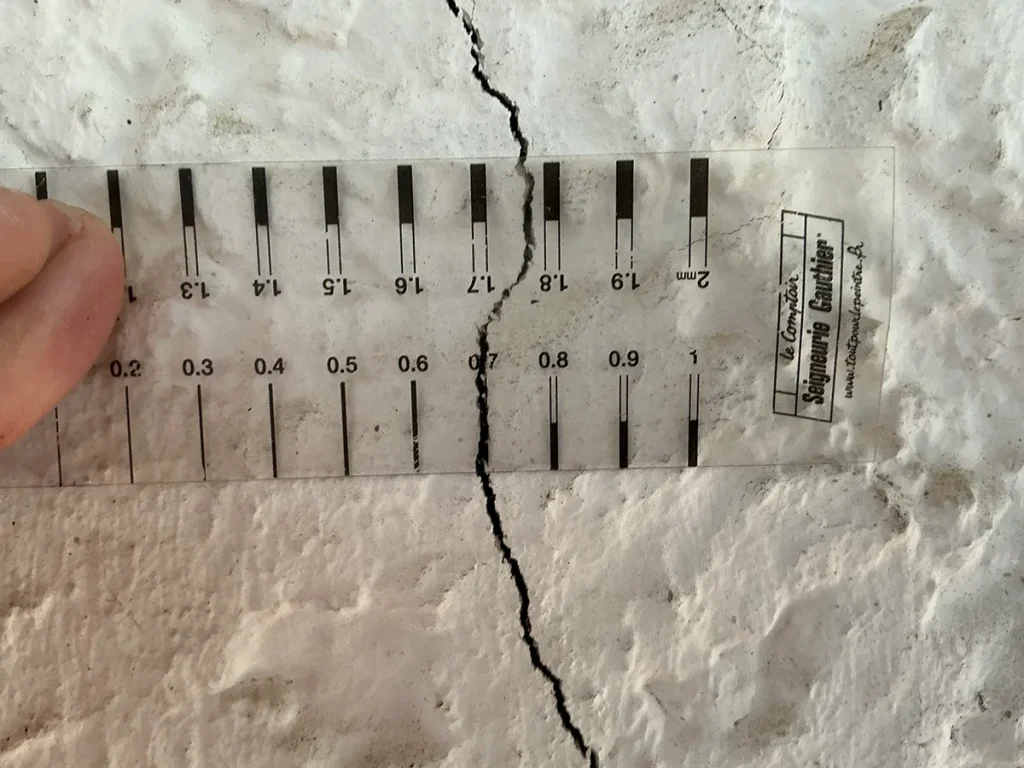 Mesure d'une fissure extérieure - LRG Expertises - Lot-et-Garonne